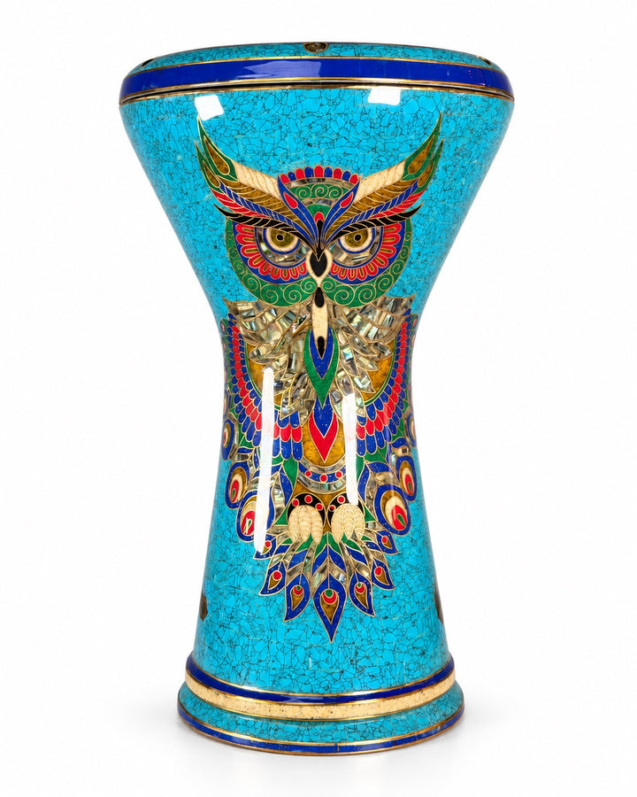 Sala Azure Owl Sombaty darbuka stående oppreist, viser et fargerikt uglemotiv på turkis mosaikk med dypblå kanter.