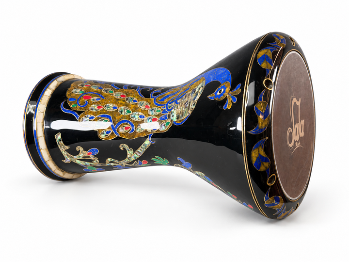 Sala Midnight Peacock Sombaty darbuka på siden, som viser det Sala-merkede trommeskinnet og en blå-og-gull-påfugl med fargerike haledetaljer på en mørk finish.