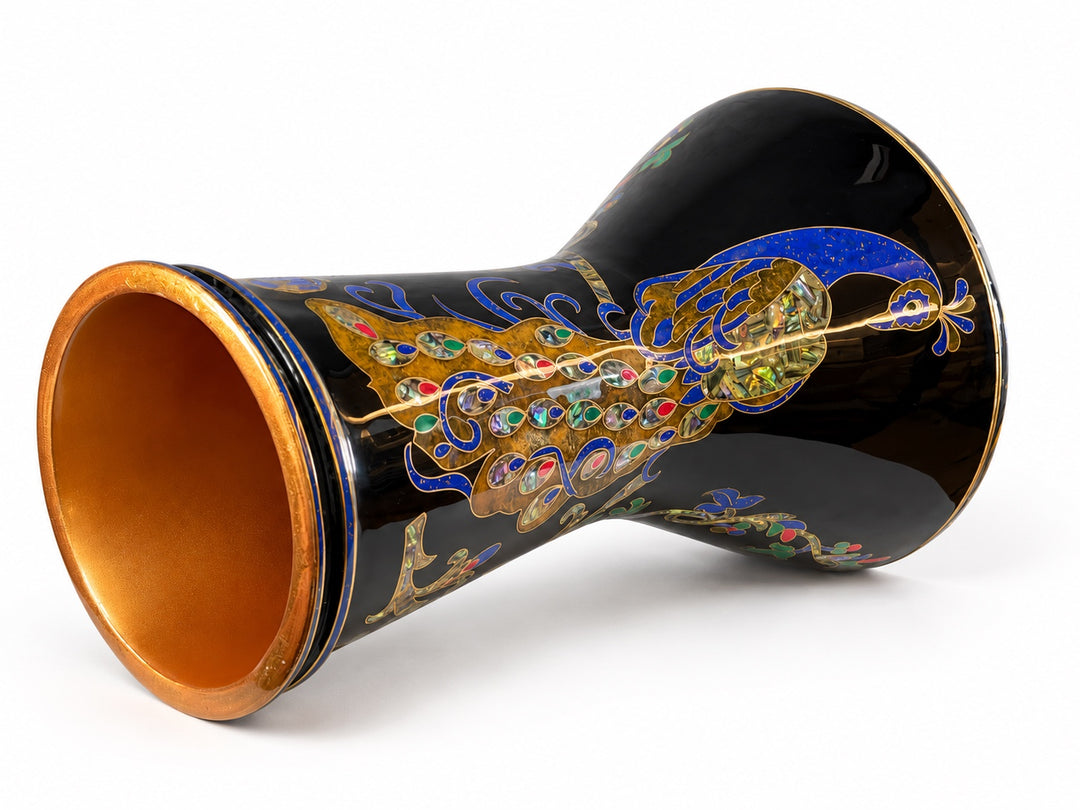 Sala Midnight Peacock Sombaty darbuka på siden, som viser den åpne basen og en blå-og-gull-påfugl med fargerike haledetaljer på en mørk finish.