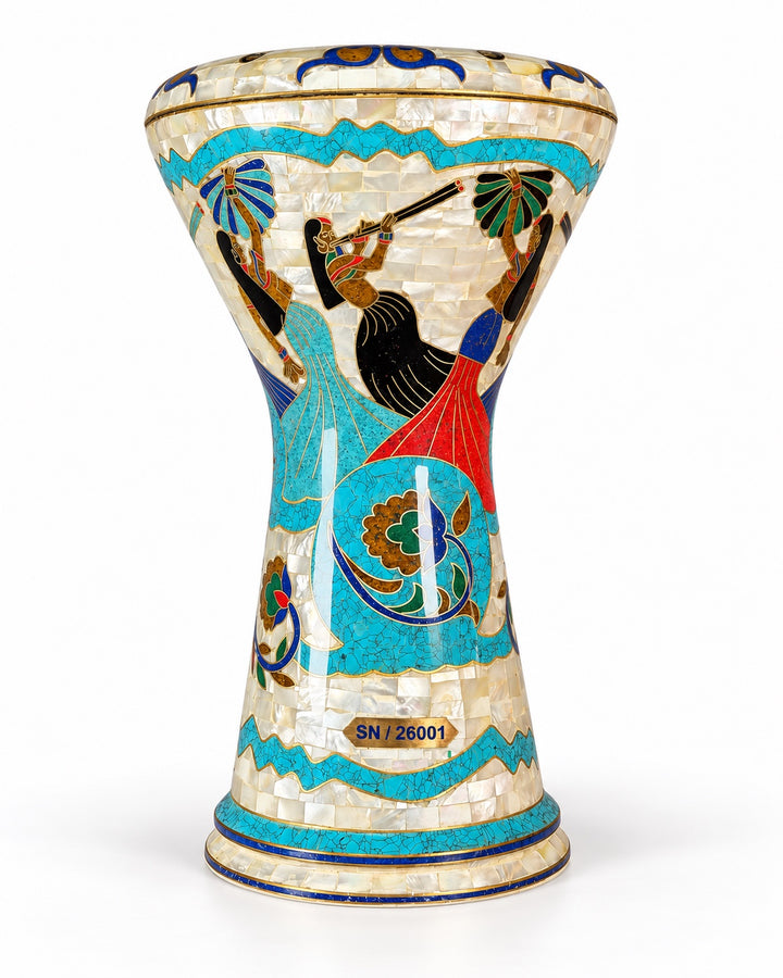 Sala Nile Muse Sombaty 達布卡鼓 直立，展示埃及風格的人物、綠松石邊框和色彩繽紛的花卉捲軸。